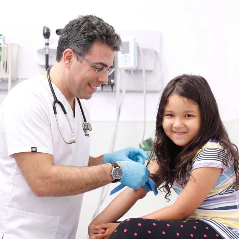 Gyermekorvos gyermek vizsgálata közben a Golden Medical Center rendelőjében